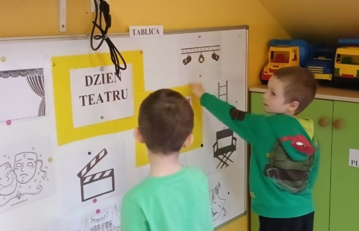 Dzień Teatru - grupa Smerfy