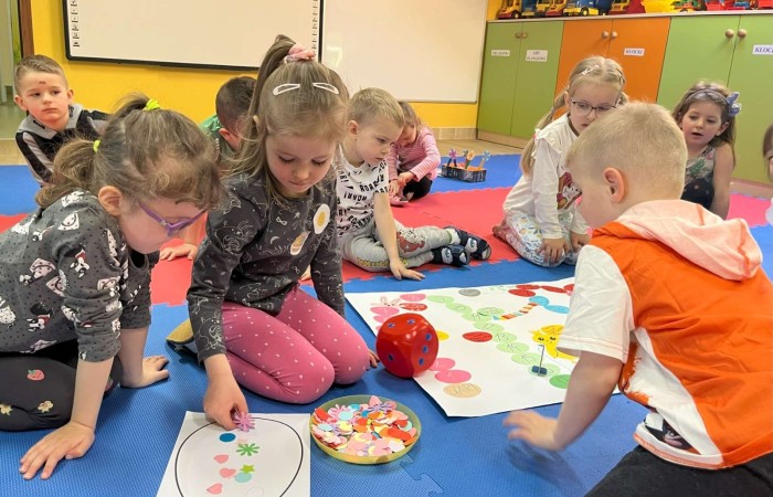 Wielkanocna gra matematyczna w grupie Smerfów