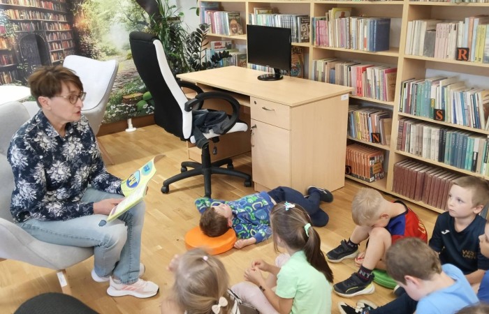 Spotkanie czytelnicze „Smerfów” w Bibliotece