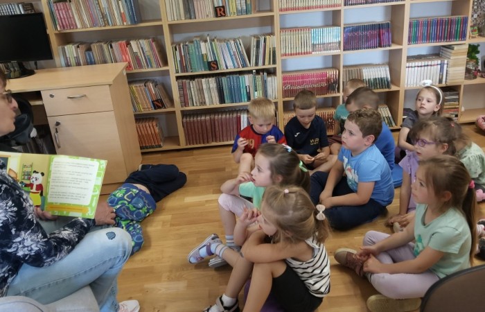 Spotkanie czytelnicze „Smerfów” w Bibliotece