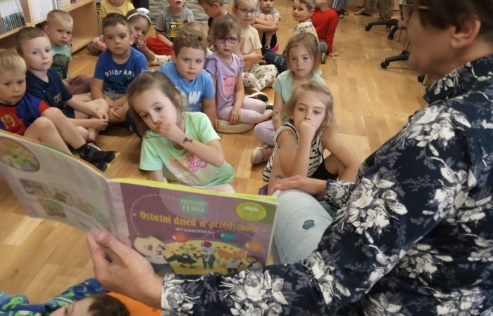 Spotkanie czytelnicze „Smerfów” w Bibliotece