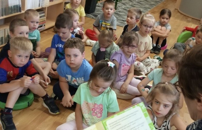 Spotkanie czytelnicze „Smerfów” w Bibliotece