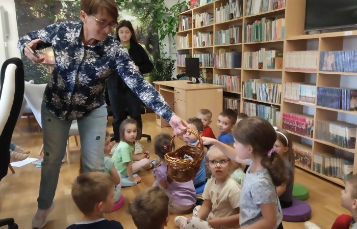 Spotkanie czytelnicze „Smerfów” w Bibliotece