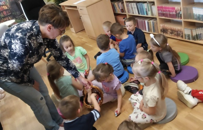 Spotkanie czytelnicze „Smerfów” w Bibliotece