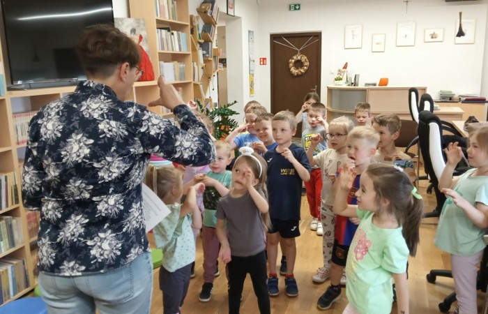 Spotkanie czytelnicze „Smerfów” w Bibliotece