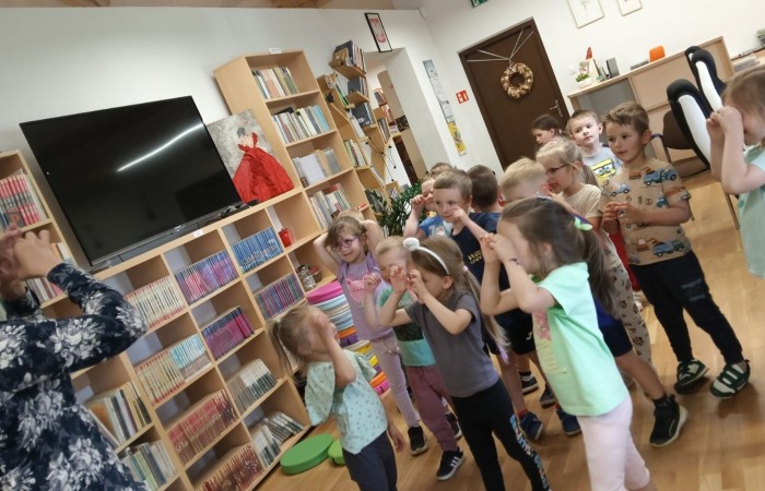 Spotkanie czytelnicze „Smerfów” w Bibliotece