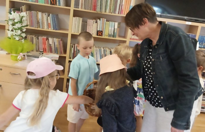 W świecie książek – wspólne czytanie i podziękowanie dla Biblioteki