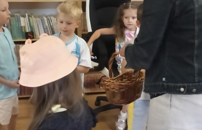 W świecie książek – wspólne czytanie i podziękowanie dla Biblioteki