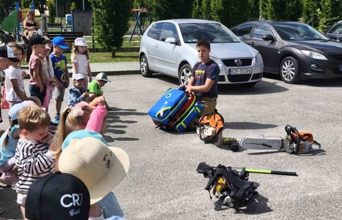 Spotkanie przedszkolaków ze strażakami z Ochotniczej Straży Pożarnej w Trzcianie
