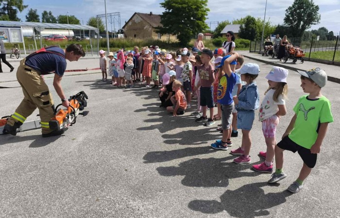 Spotkanie przedszkolaków ze strażakami z Ochotniczej Straży Pożarnej w Trzcianie