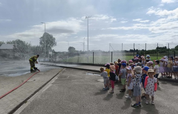 Spotkanie przedszkolaków ze strażakami z Ochotniczej Straży Pożarnej w Trzcianie
