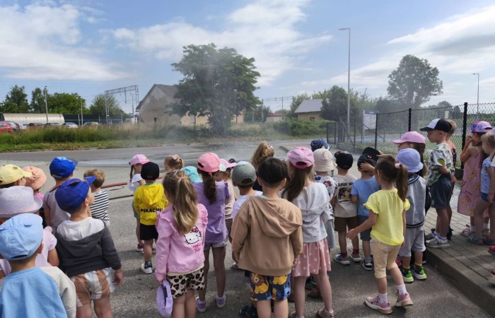 Spotkanie przedszkolaków ze strażakami z Ochotniczej Straży Pożarnej w Trzcianie