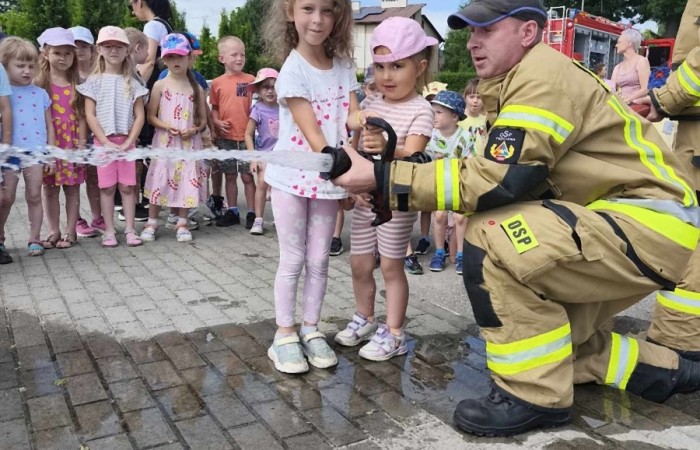 Spotkanie przedszkolaków ze strażakami z Ochotniczej Straży Pożarnej w Trzcianie