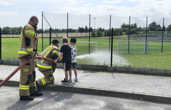 Spotkanie przedszkolaków ze strażakami z Ochotniczej Straży Pożarnej w Trzcianie