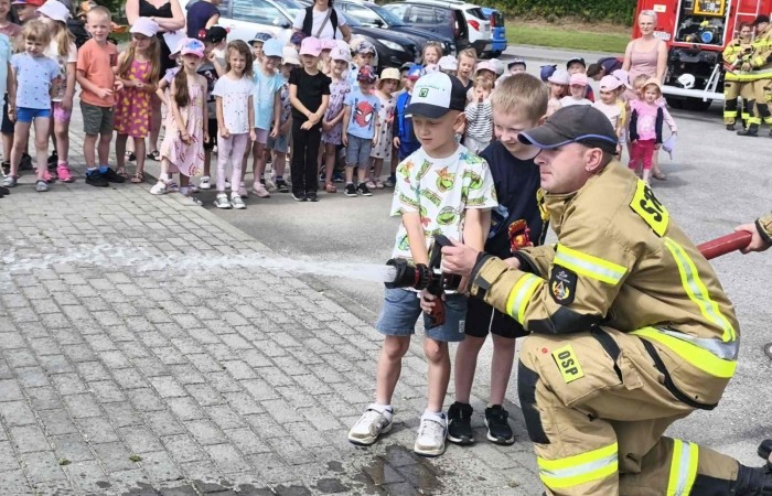 Spotkanie przedszkolaków ze strażakami z Ochotniczej Straży Pożarnej w Trzcianie