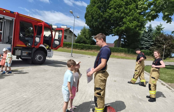 Spotkanie przedszkolaków ze strażakami z Ochotniczej Straży Pożarnej w Trzcianie