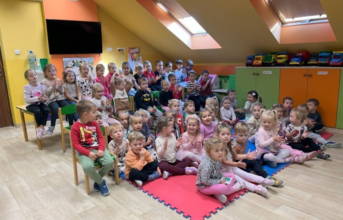 Spektakl teatrzyku Zielony Melonik pt. „Ukryte ziarenka”