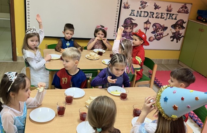Andrzejkowa zabawa przedszkolaków