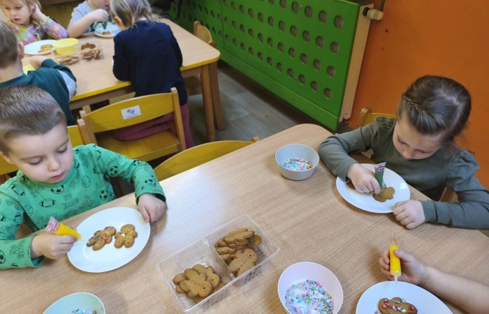 Smerfy dekorują ciasteczka