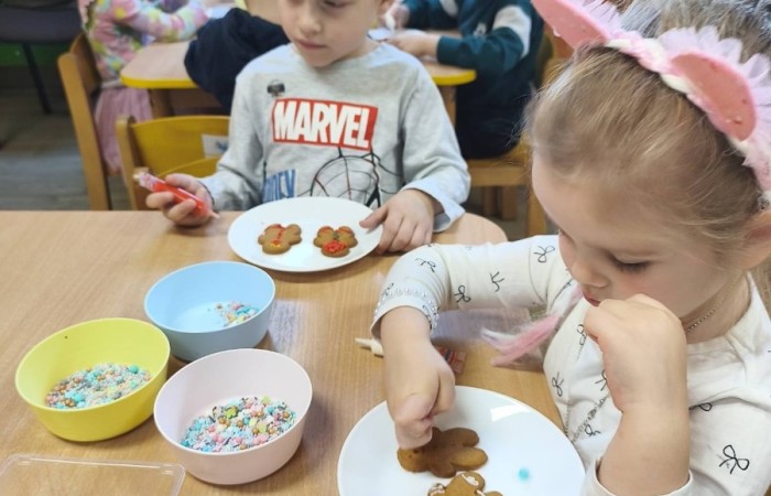 Smerfy dekorują ciasteczka