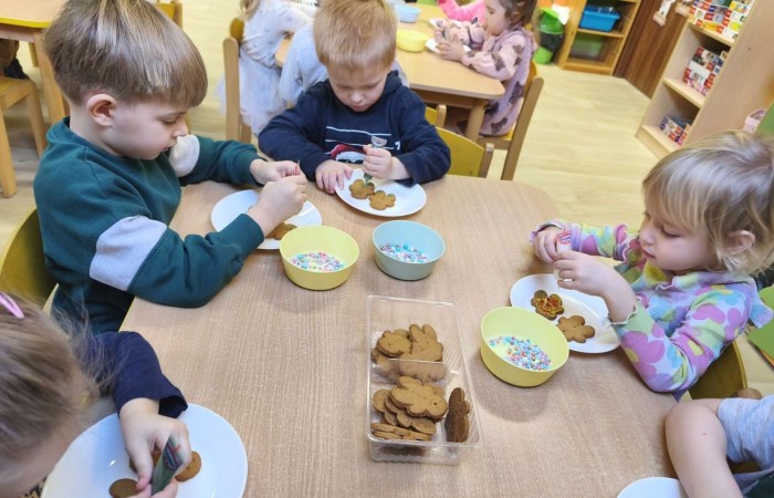 Smerfy dekorują ciasteczka