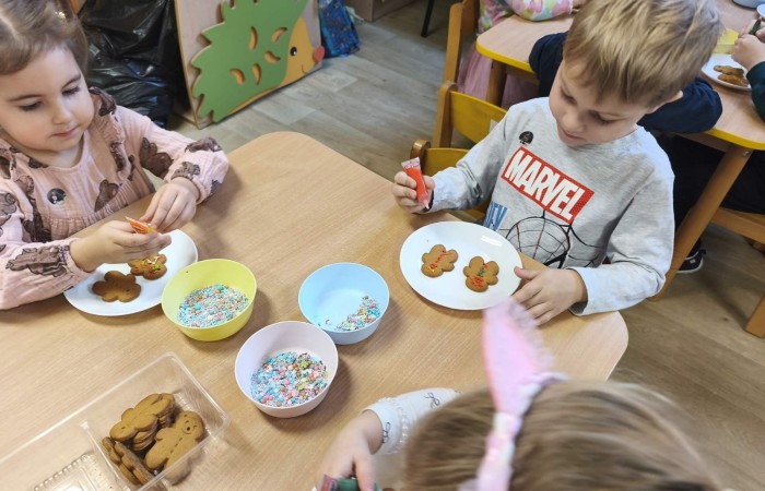 Smerfy dekorują ciasteczka