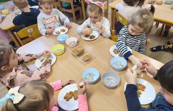 Smerfy dekorują ciasteczka