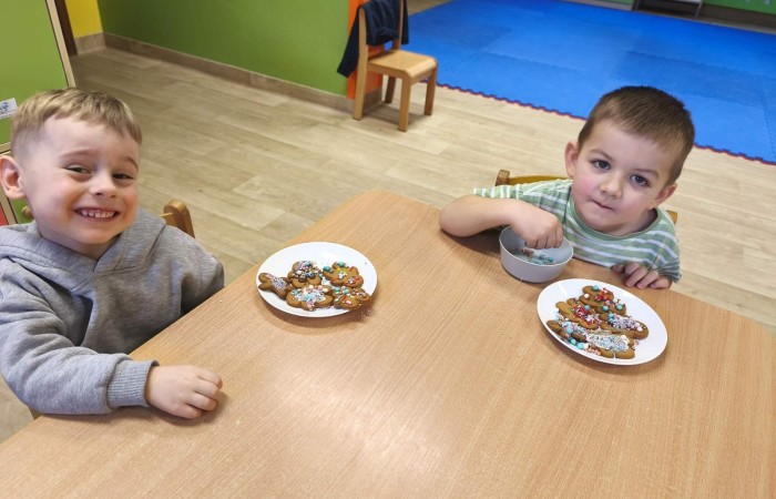 Smerfy dekorują ciasteczka