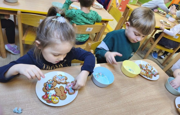 Smerfy dekorują ciasteczka