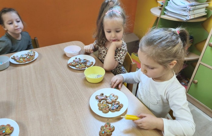 Smerfy dekorują ciasteczka