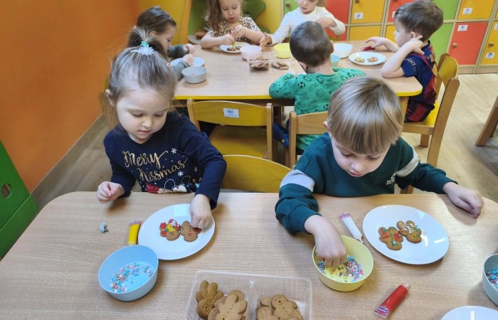 Smerfy dekorują ciasteczka